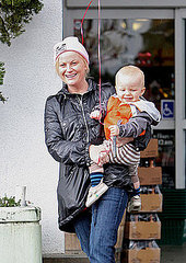 Amy Poehler and Archie Aren't Afraid of a Rainy Day Amy Poehler and Archie Aren't Afraid of a Rainy Day