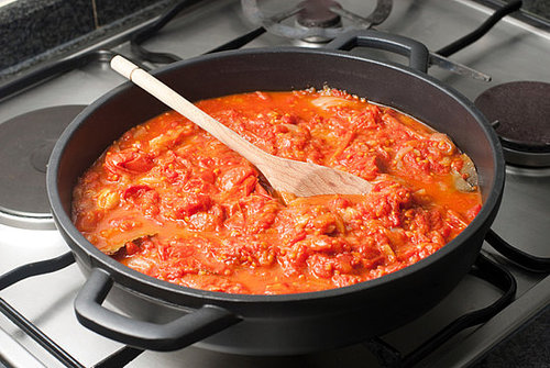What Is a Non-Reactive Saucepan?