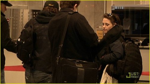 Robert Pattinson and Kristen Stewart leaving Budapest....Better video