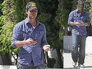 Pictures of Peter Facinelli Tweeting While Jennie Garth Talks on Her Cell Phone in LA
