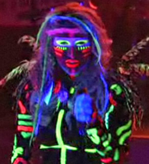 Glow in the Dark Makeup Like Kesha 2010-04-19 13:00:11