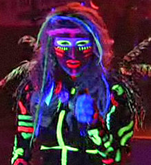 Glow in the Dark Makeup Like Kesha 2010-04-19 13:00:11