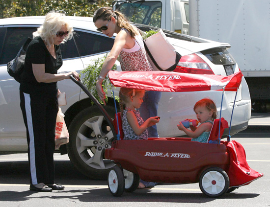 Photos of Jennifer Garner, Violet Affleck and Seraphina Affleck 2010-05-31 18:09:32 Photos of Jennifer Garner, Violet Affleck and Seraphina Affleck 2010-05-31 18:09:32