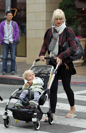Pictures of Gwen Stefani, Zuma Rossdale, Kingston Rossdale, and Customized Stroller