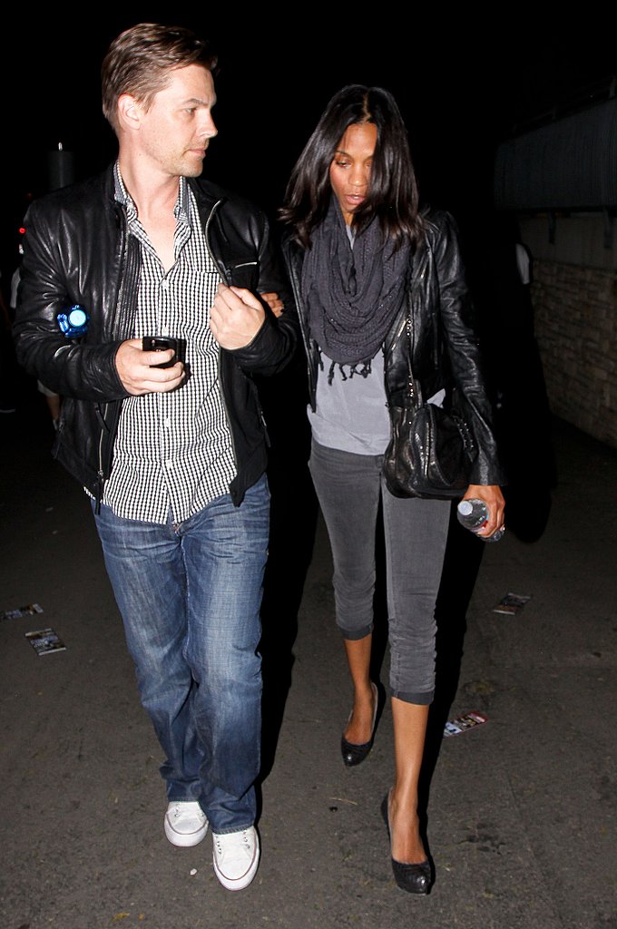 Zoe wore shades of gray to a Kings of Leon concert in LA.
Zoe wore shades of gray to a Kings of Leon concert in LA.