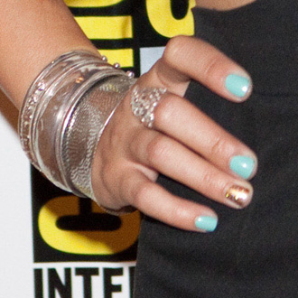 Celebrities Who Have Worn Alternating Nail Polish Colors Celebrities Who Have Worn Alternating Nail Polish Colors