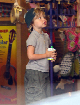 Photos of Angelina Jolie, Shiloh Jolie Pitt and Zahara Jolie Pitt Photos of Angelina Jolie, Shiloh Jolie Pitt and Zahara Jolie Pitt