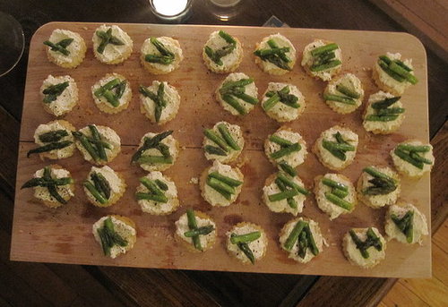 Asparagus-and-Ricotta Toasts Recipe
