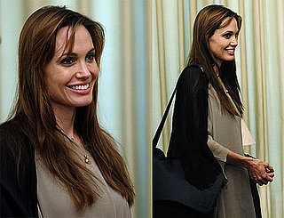 Pictures of Angelina Jolie Smiling in Pakistan 2010-09-08 09:15:00