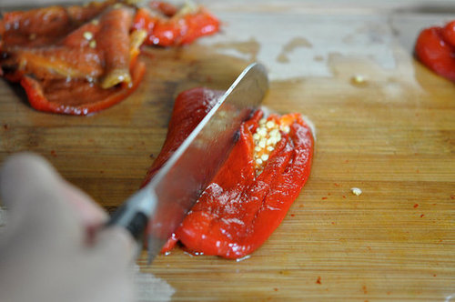 Cut the pepper in half and clean the seeds.
Cut the pepper in half and clean the seeds.