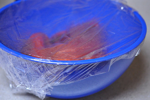 Carefully place the peppers in a large bowl and cover with saran wrap. Alternately, place the peppers in a large Ziploc or brown paper bag and seal it shut. Allow them to sit for 15 to 20 minutes.
Carefully place the peppers in a large bowl and cover with saran wrap. Alternately, place the peppers in a large Ziploc or brown paper bag and seal it shut. Allow them to sit for 15 to 20 minutes.