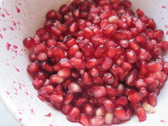 How to Seed a Pomegranate Without Water 2010-12-01 16:39:57