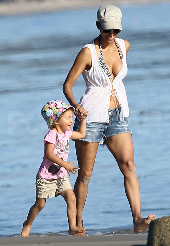 Pictures of Halle Berry at the Beach Pictures of Halle Berry at the Beach
