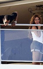 Beyonce and Jay-Z were spotted out on the balcony of their hotel in Perth, Australia on Sunday (December 19).