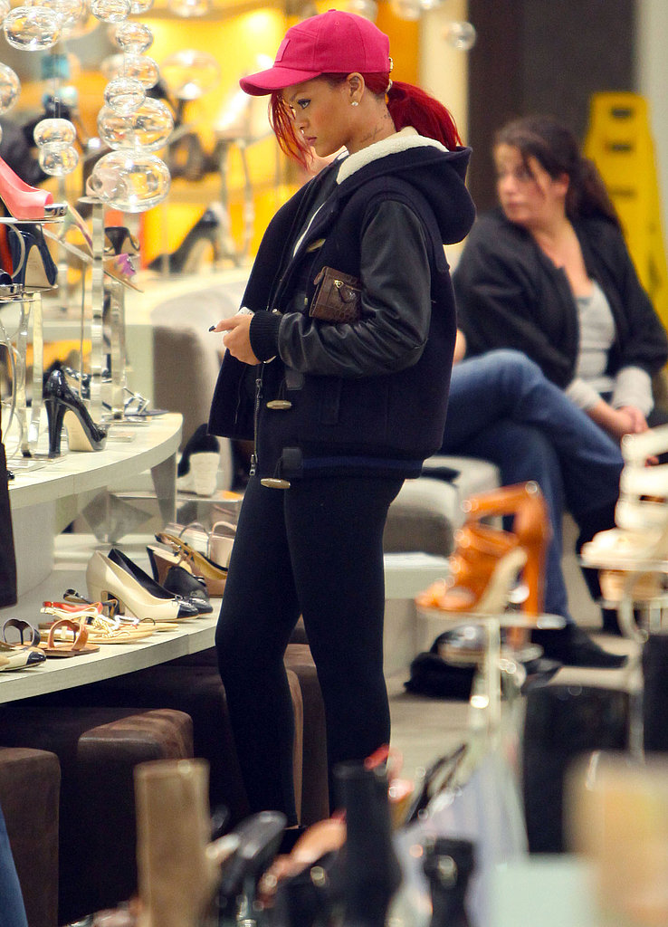 Rihanna Dresses Down For a Shopping Trip Rihanna Dresses Down For a Shopping Trip