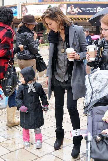 Jessica Alba Preps For Christmas With the Fockers Jessica Alba Preps For Christmas With the Fockers