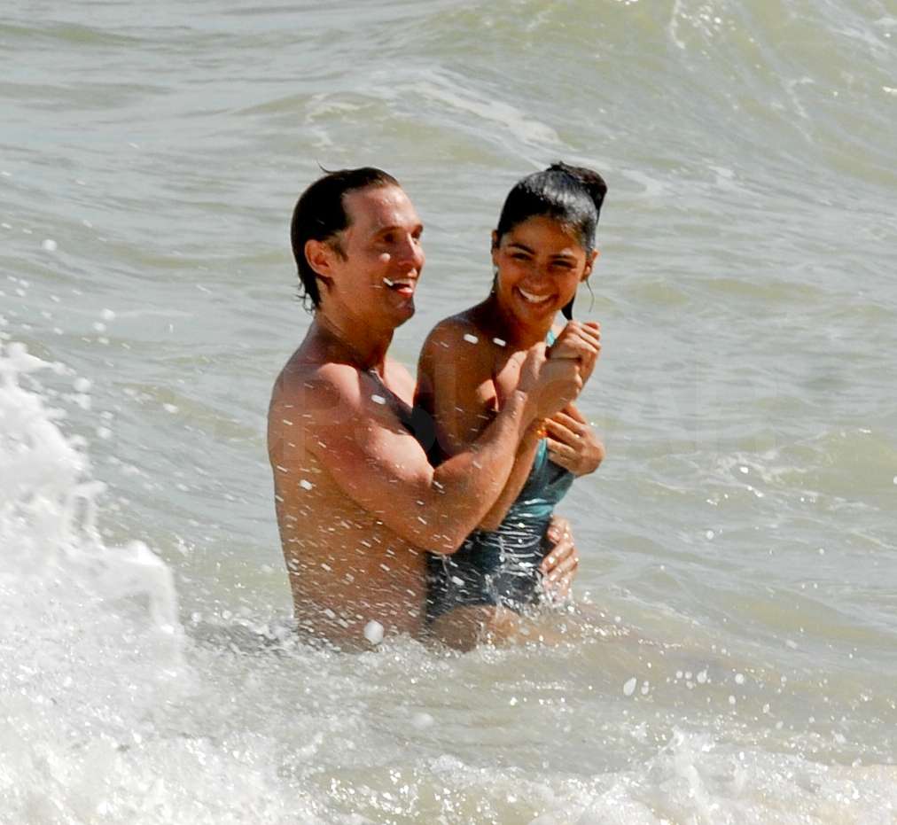 Shirtless Matthew McConaughey Gets Wet and Wild With Camila Alves! Shirtless Matthew McConaughey Gets Wet and Wild With Camila Alves!