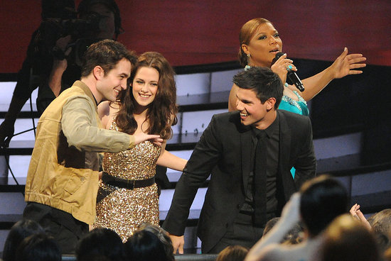 See Robert, Kristen, and Taylor's Cute Chemistry at the People's Choice Awards! See Robert, Kristen, and Taylor's Cute Chemistry at the People's Choice Awards!