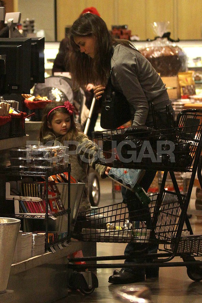 Katie Lets Suri Show Off Her Shopping Skills at the Grocery Store Katie Lets Suri Show Off Her Shopping Skills at the Grocery Store
