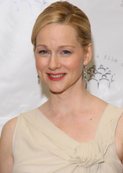 Laura Linney Wins the Golden Globe For Best Actress in TV, Musical or Comedy