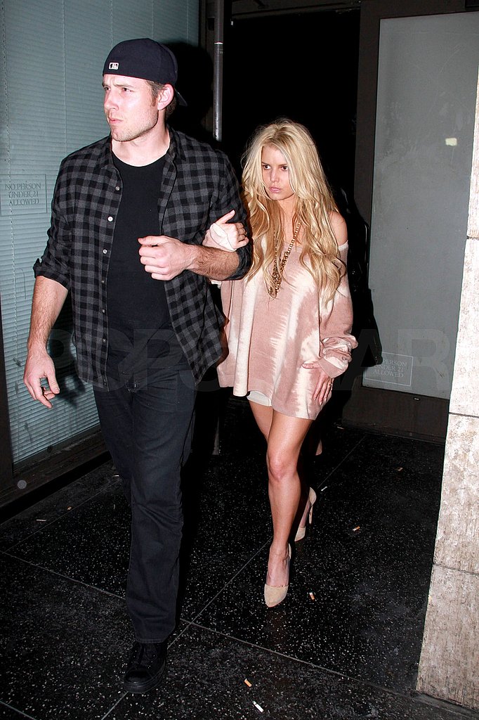 Jessica Simpson Gets a Hand From Eric to Wrap Up Their Date Night Jessica Simpson Gets a Hand From Eric to Wrap Up Their Date Night