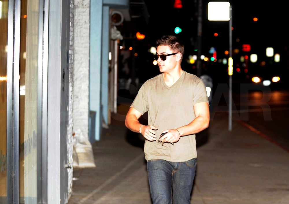 Zac Efron Has a Lunch Date With a Couple of Ladies Zac Efron Has a Lunch Date With a Couple of Ladies