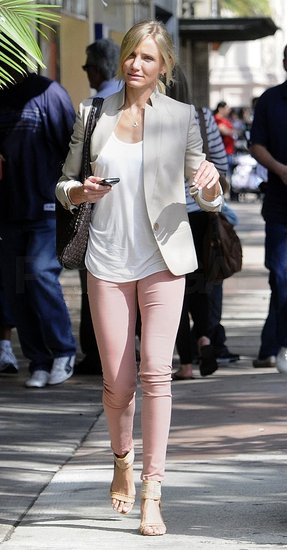 Cameron Diaz Breaks Out Her Tight Pants For a Solo Lunch Cameron Diaz Breaks Out Her Tight Pants For a Solo Lunch