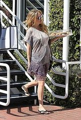 Pictures of Kate Hudson and Matthew Bellamy Picking Up Valentine's Cookies Pictures of Kate Hudson and Matthew Bellamy Picking Up Valentine's Cookies