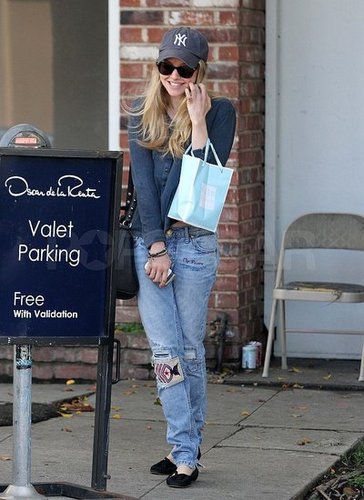 Amanda Seyfried Flashes a Smile Despite Rumors of a Split From Ryan Phillippe Amanda Seyfried Flashes a Smile Despite Rumors of a Split From Ryan Phillippe