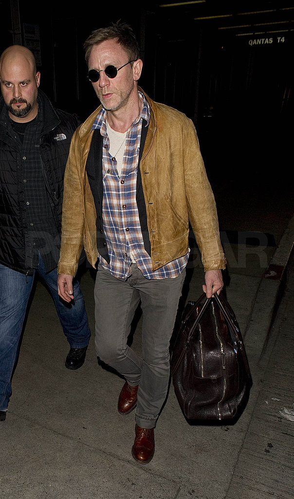 Daniel Craig Returns to the West Coast After Valentine's Fun With Rachel Weisz Daniel Craig Returns to the West Coast After Valentine's Fun With Rachel Weisz