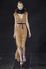 Fall 2011 Paris Fashion Week: Roland Mouret 2011-03-04 09:59:21