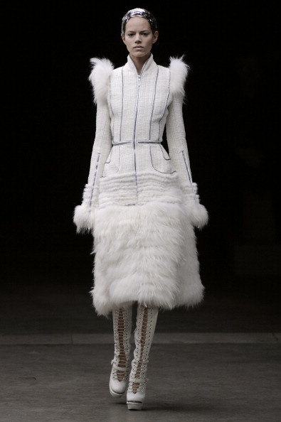 Fall 2011 Paris Fashion Week: Alexander McQueen 2011-03-09 07:20:31 Fall 2011 Paris Fashion Week: Alexander McQueen 2011-03-09 07:20:31