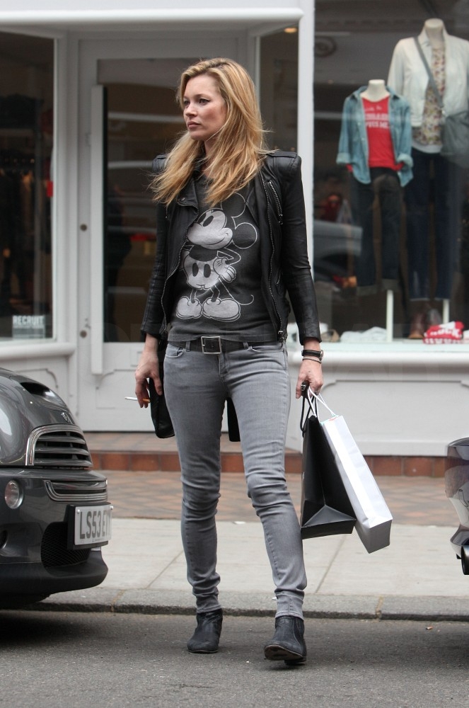 Kate Moss Spends Her Sunday Shopping Along the High Street Kate Moss Spends Her Sunday Shopping Along the High Street