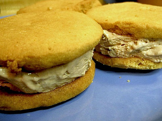 Frozen Peanut Butter and Chocolate Ice Cream Sandwiches Frozen Peanut Butter and Chocolate Ice Cream Sandwiches