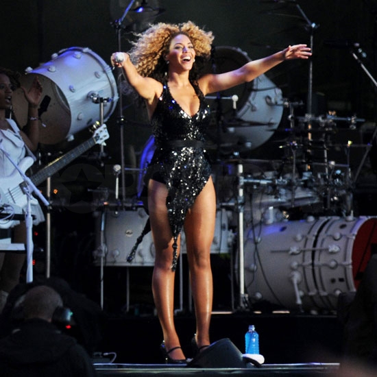 Beyoncé Knowles sings to the crowd. Beyoncé Knowles sings to the crowd.