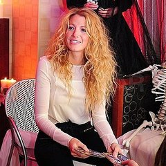 Blake Lively Gets a Tarot Card Reading Pictures Blake Lively Gets a Tarot Card Reading Pictures