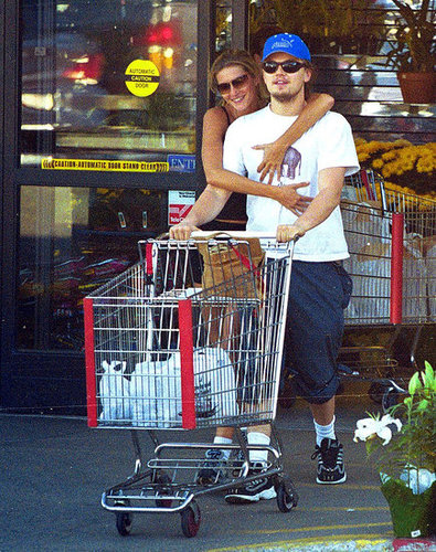 Leonardo DiCaprio and Gisele Bündchen were snapped cuddling and grocery shopping in 2001.
Leonardo DiCaprio and Gisele Bündchen were snapped cuddling and grocery shopping in 2001.