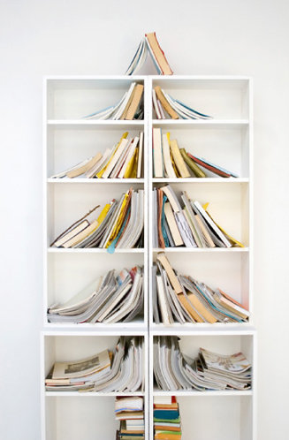 I love how anyone with shelves and books to fill them can re-create this Christmas Tree. You could change it up a bit by topping it off with a Christmas star.
I love how anyone with shelves and books to fill them can re-create this Christmas Tree. You could change it up a bit by topping it off with a Christmas star.