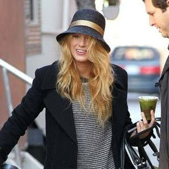 Blake Lively mit Leighton Meester am Set von Gossip Girl