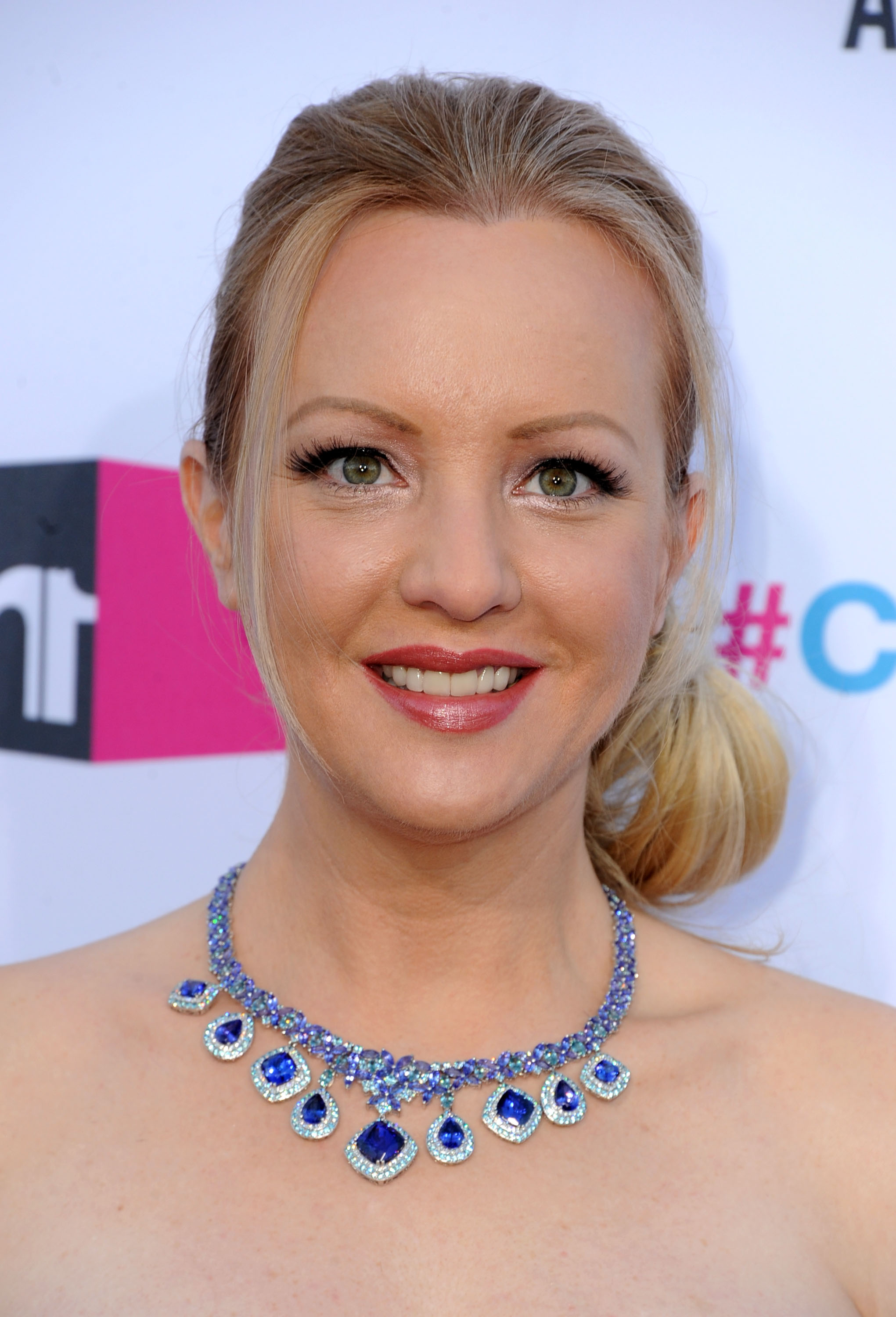 Wendi McLendon-Covey showed off her necklace on the red carpet. Wendi McLendon-Covey showed off her necklace on the red carpet.