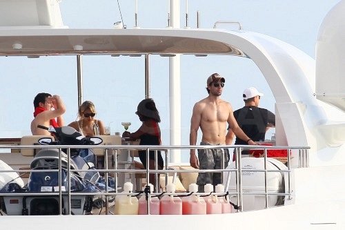 Shirtless Enrique and Bikini-Clad Anna End 2011 With a Tropical Getaway Shirtless Enrique and Bikini-Clad Anna End 2011 With a Tropical Getaway