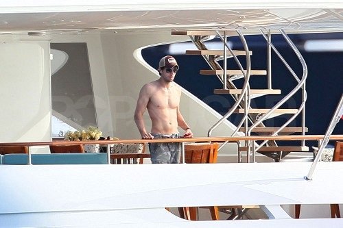 Shirtless Enrique and Bikini-Clad Anna End 2011 With a Tropical Getaway Shirtless Enrique and Bikini-Clad Anna End 2011 With a Tropical Getaway