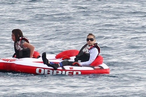 Shirtless Enrique and Bikini-Clad Anna End 2011 With a Tropical Getaway Shirtless Enrique and Bikini-Clad Anna End 2011 With a Tropical Getaway