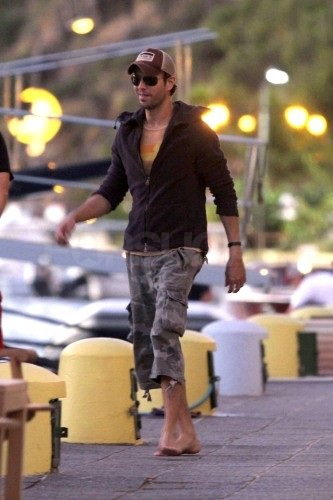 Shirtless Enrique and Bikini-Clad Anna End 2011 With a Tropical Getaway Shirtless Enrique and Bikini-Clad Anna End 2011 With a Tropical Getaway