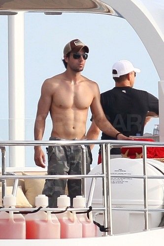 Shirtless Enrique and Bikini-Clad Anna End 2011 With a Tropical Getaway Shirtless Enrique and Bikini-Clad Anna End 2011 With a Tropical Getaway