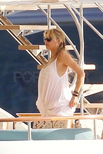 Shirtless Enrique and Bikini-Clad Anna End 2011 With a Tropical Getaway Shirtless Enrique and Bikini-Clad Anna End 2011 With a Tropical Getaway