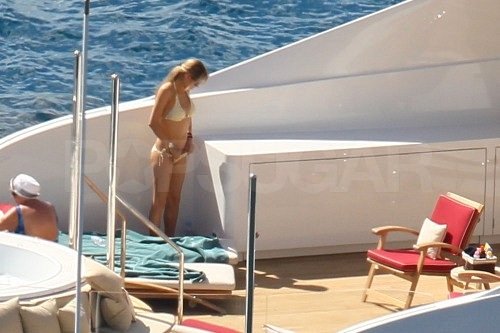 Shirtless Enrique and Bikini-Clad Anna End 2011 With a Tropical Getaway Shirtless Enrique and Bikini-Clad Anna End 2011 With a Tropical Getaway