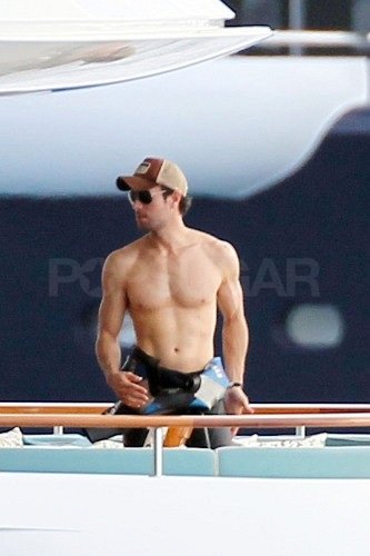 Shirtless Enrique and Bikini-Clad Anna End 2011 With a Tropical Getaway Shirtless Enrique and Bikini-Clad Anna End 2011 With a Tropical Getaway