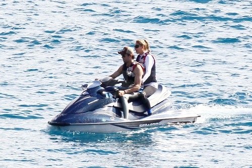 Shirtless Enrique and Bikini-Clad Anna End 2011 With a Tropical Getaway Shirtless Enrique and Bikini-Clad Anna End 2011 With a Tropical Getaway