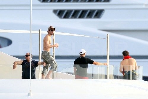 Shirtless Enrique and Bikini-Clad Anna End 2011 With a Tropical Getaway Shirtless Enrique and Bikini-Clad Anna End 2011 With a Tropical Getaway